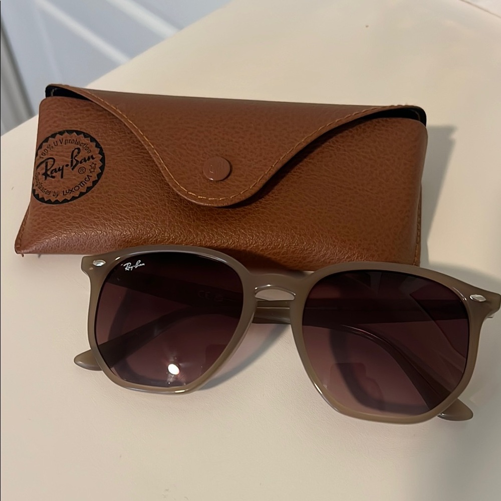 Ray-Ban RB4306  Like New Sunglasses with Case